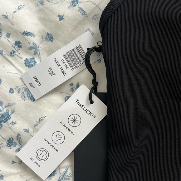 Aritzia TNA Slick Tone Crop Top Active 2XS NWT Black - Picture 3 of 3